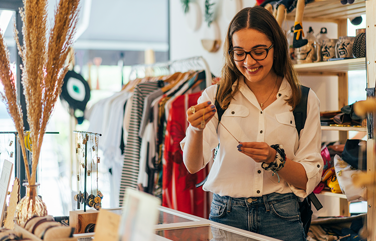 Femme faisant des achats dans une friperie