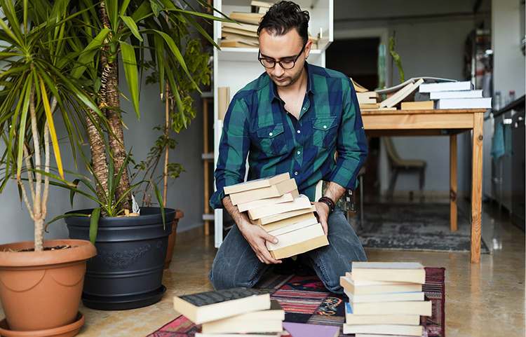 Homme organisant des livres