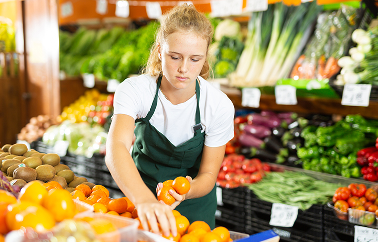 Adolescent travaillant dans le secteur des fruits et légumes